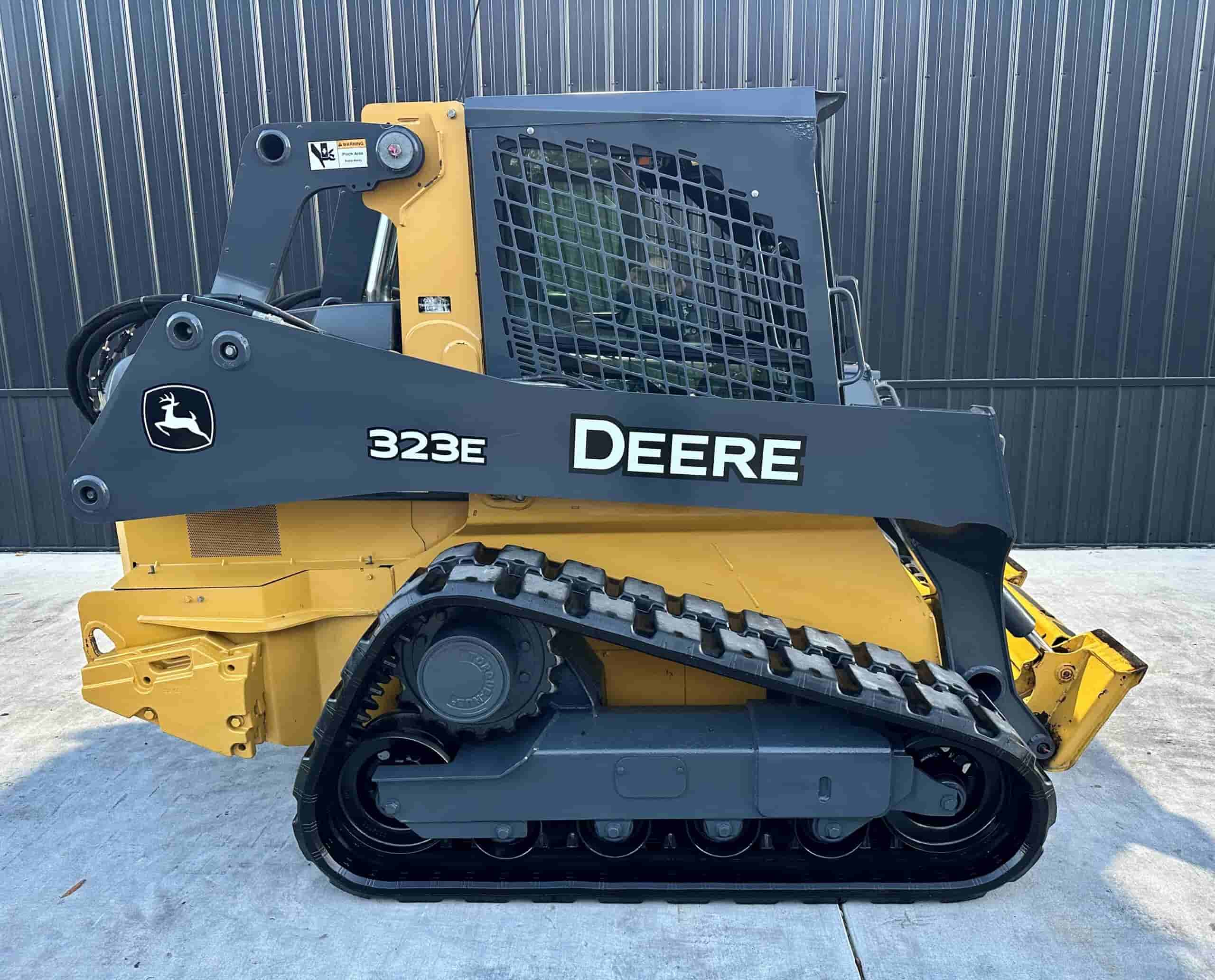 2015 JOHN DEERE 323E
